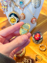 Load image into Gallery viewer, Cameo Brooch from London
