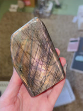 Load and play video in Gallery viewer, Champagne Labradorite Freeform
